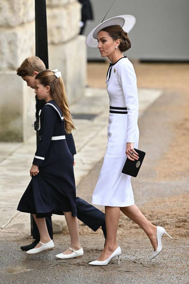 La princesa llevaba un vestido blanco de la diseñadora Jenny Packham, con un sombrero blanco y negro de Philip Treacy y el broche del regimiento de la Guardia Irlandesa, de la cual es coronel.