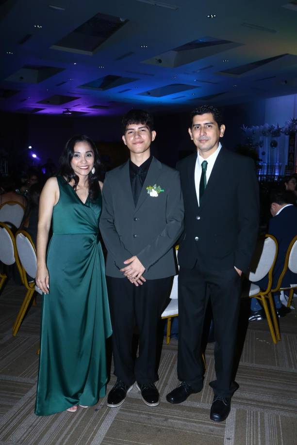 Luz Cálix, Alex Díaz Jr, y Alex Díaz
