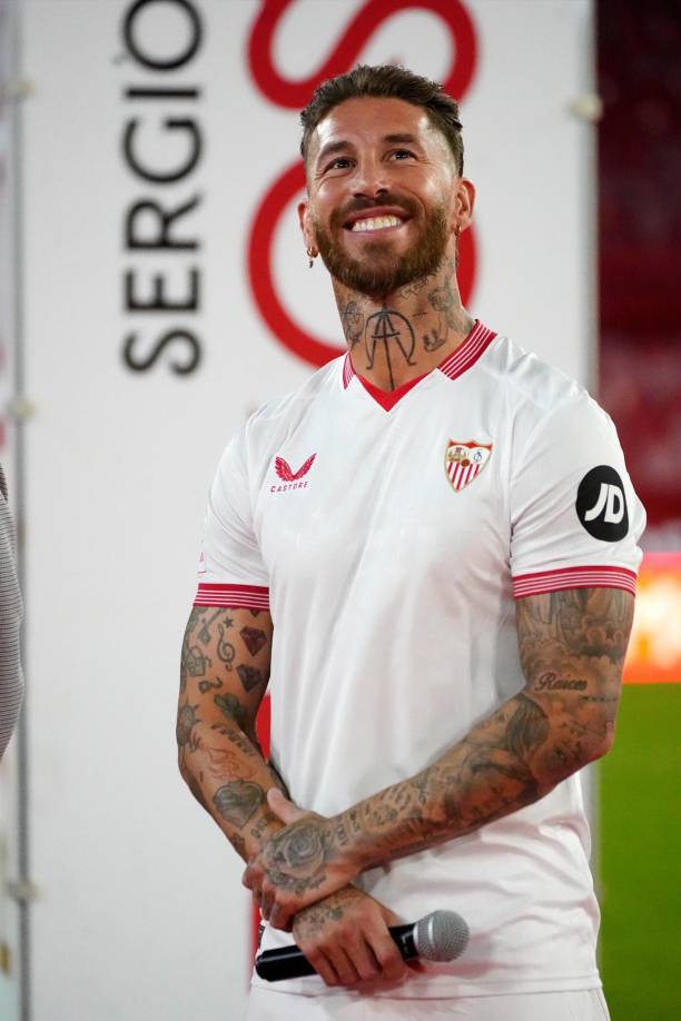 Y aseguró que “siempre” se mueve “por emociones y sensaciones” y que cuando elige un proyecto es porque cree “realmente en él”, con lo que “ojalá tenga la suerte de volver (al Sevilla) y levantar un título como Jesús (Navas) y (Iván) Rakitic”.