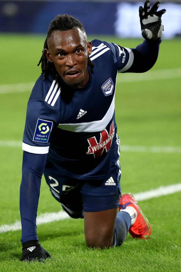 Alberth Elis celebró su gol como su ya icono festejo de pantera.