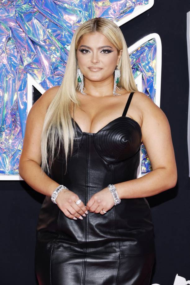 La cantante Bebe Rexha sorprendió con un atuendo de cuero que en la parte frontal se veía sobrio y elegante, pero sus dos escotes ubicados en las caderas impactó a muchos, por eso entró en la lista de las peores vestidas.