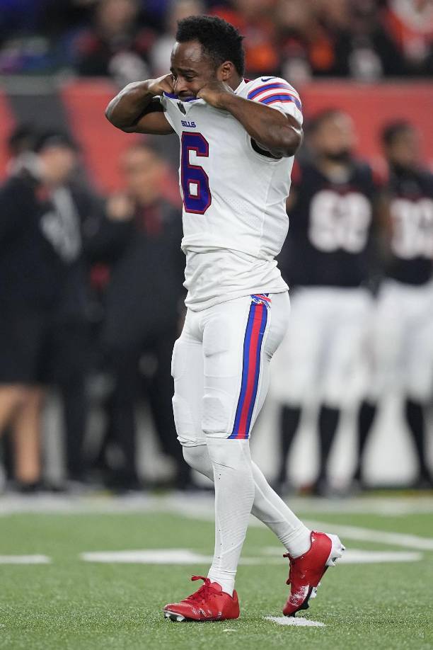 El receptor abierto Isaiah McKenzie de los Buffalo Bills, llorando por la grave lesión de su compañero.
