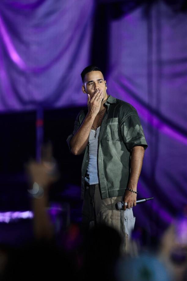 “La lluvia no para esta fiesta, la lluvia no para este vacilón, ¡Honduras!, muchas gracias”, dijo en medio de sus interpretaciones el vocalista de Aventura, y también aprovechó para lanzar besos al público. 