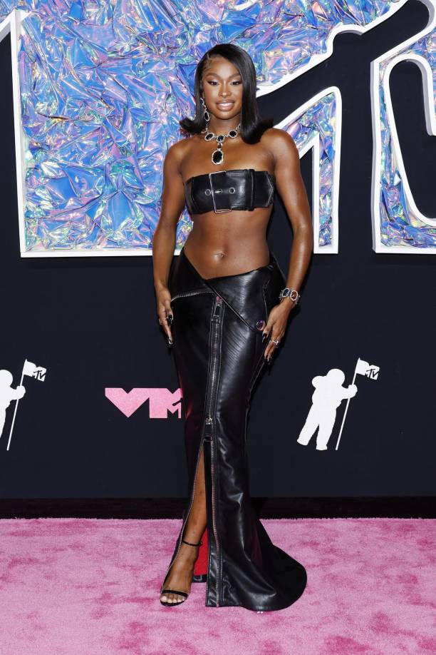 Coco Jones elegió un conjunto de dos piezas platinado.