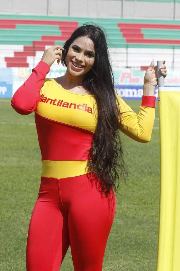 Esta bella chica cautivó la tarde en la cancha del estadio Yankel Rosenthal.