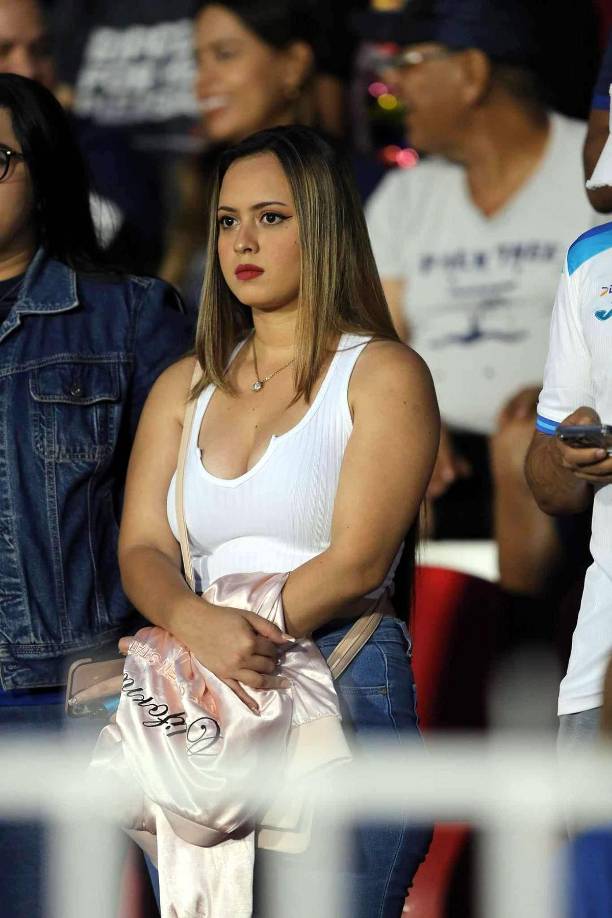 Una bella aficionada que no se quiso perder el partido entre Honduras y Cuba.