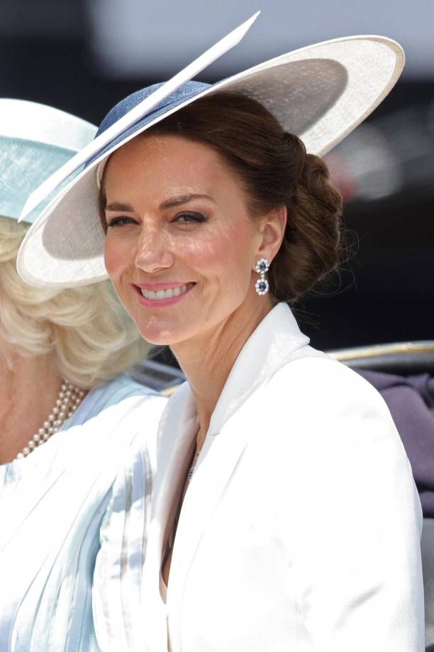  La decisión de llevar una prenda que ya posee para una ocasión de tan alto nivel está en consonancia con el enfoque cada vez más consciente de Kate de su vestuario de cara al público.