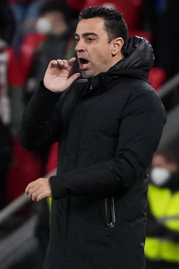 Xavi Hernández dando indicaciones a sus jugadores en el partido.