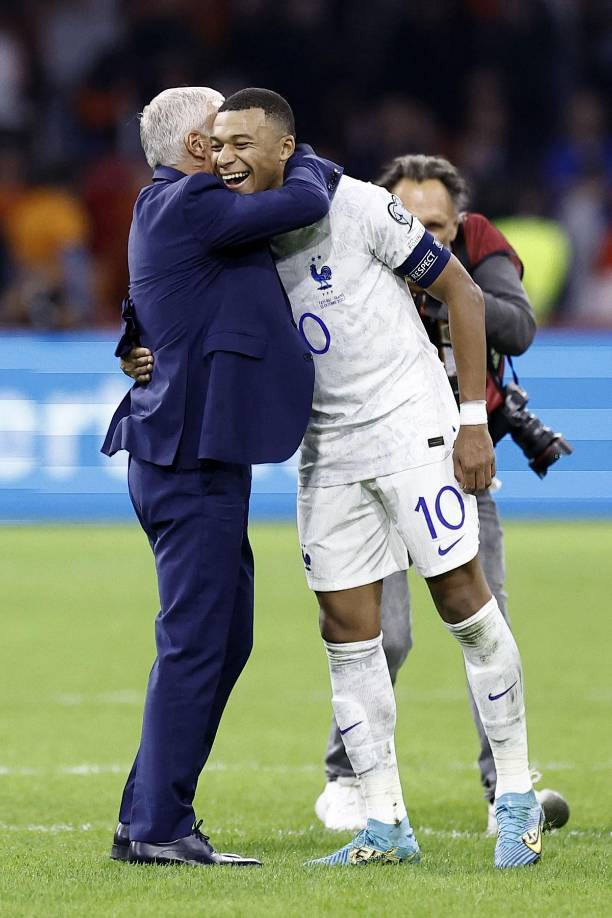 Didier Deschamps, seleccionador de Francia, felicitó a Mbappé por su golazo.