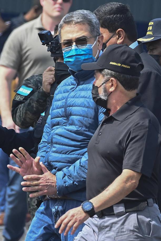 Juan Orlando Hernández, expresidente de Honduras (2014-22), fue extraditado a EE.UU. el 21 de abril de 2022, días después de su relevo presidencial. Se le acusó por usar dinero del narco mexicano ‘El Chapo’ Guzmán para cometer fraude electoral en dos elecciones a cambio de formar parte de una conspiración para transportar más de 500 toneladas de cocaína a Estados Unidos. Ingresó en la cárcel federal de Brooklyn.