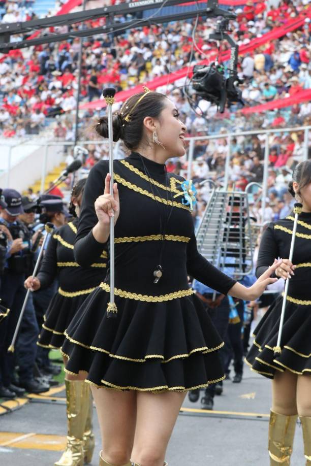 La estudiante se ganó los aplausos en su ingreso al estadio Nacional junto al resto de sus compañeras. 
