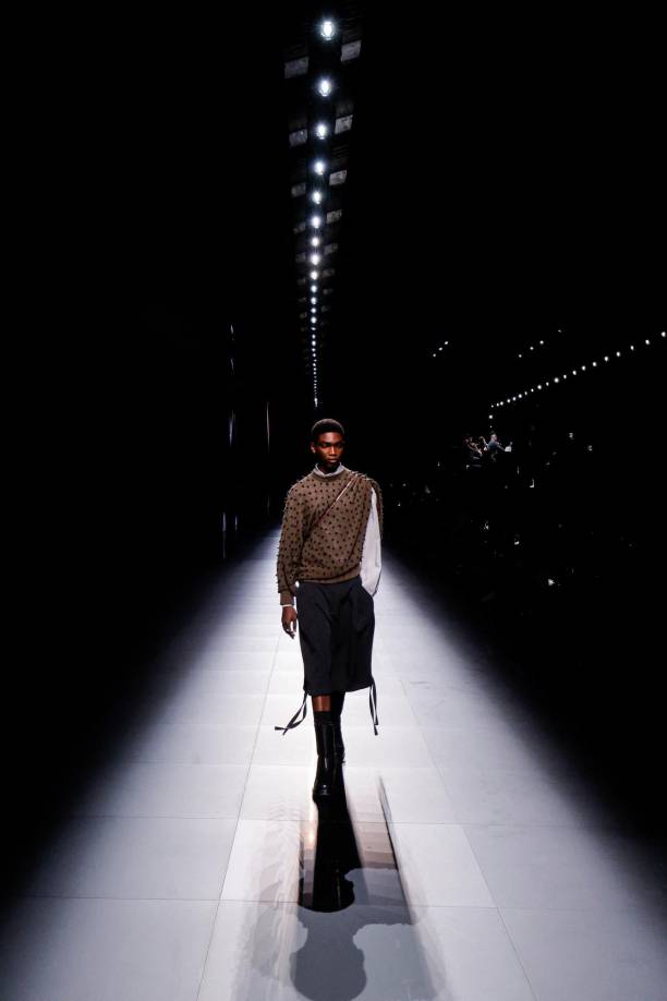 Todo fue lujo y -casi- voluptuosidad. Los modelos desfilaron a ritmo lento, espaciado, con botas de caña alta, algunas de ellas elaboradas con impresoras 3D.