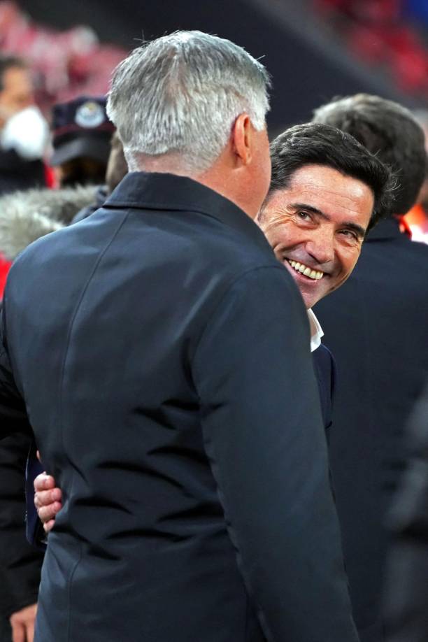 El amistoso saludo entre Carlo Ancelotti y Marcelino García Toral.