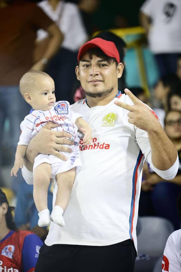 Un padre orgulloso con su hijo que desde pequeño ya luce los colores del Olimpia.
