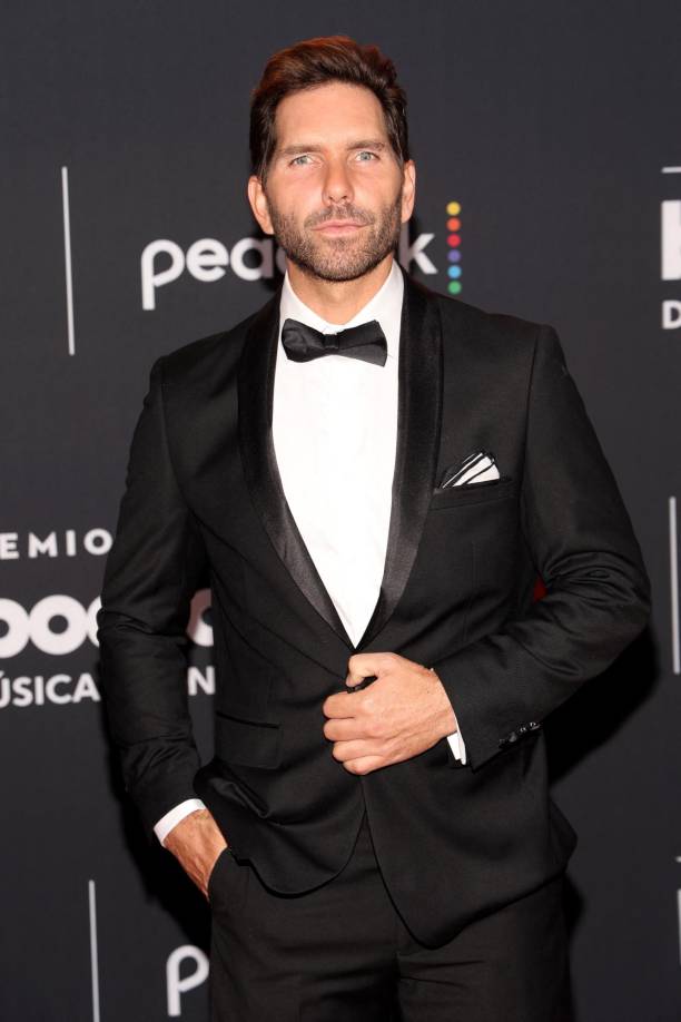 El actor Arap Bethke llegó muy elegante, con saco negro, corbatín y camisa blanca.
