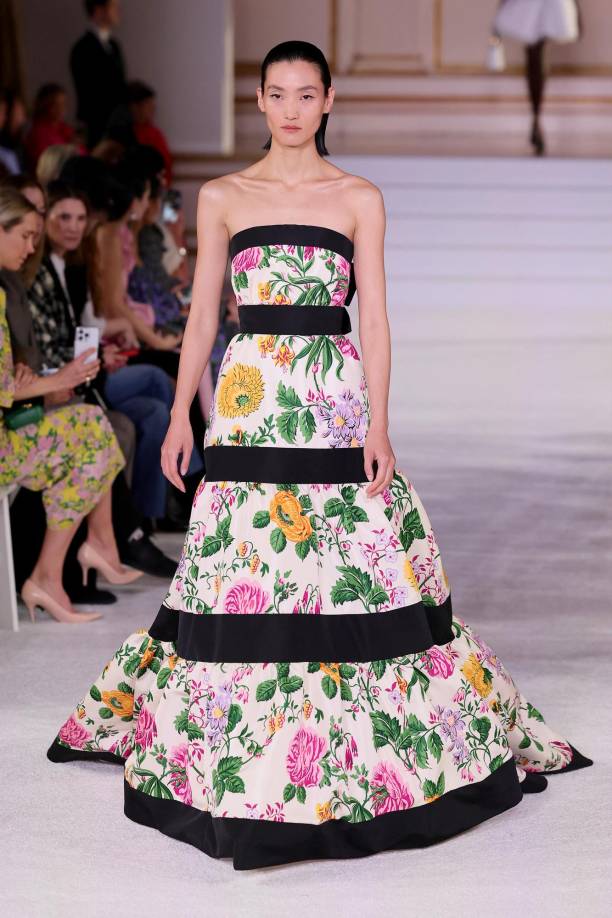 Para las galas de noche, Gordon invitó a la mujer a lucirse con vestidos de cuerpo entallado y falda voluminosa, como uno en seda lila con volante y escote de tul negro, pero también túnicas ajustadas lisas en satén de color lima o fresa, con capas hasta el codo.