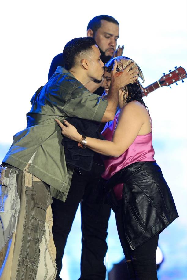 Por su parte, Romeo le dio un beso en la frente y también se llenó de sangre en las manos mientras le agradecía por ser su fan. 