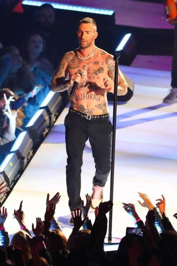 La actuación de Maroon 5 como muchos expertos opinan, no pasará a la historia como uno de los grandes conciertos del intermedio de la Super Bowl, considerado como uno de los mayores escaparates mediáticos del mundo. Primero porque Levine se le escuchó cantar mal, lo adjudicó a las fallas de sonido, por cierto. Se sumaron las críticas que recibieron por aceptar participar en el evento cuando otros artistas, como ser Rihanna, Pink y Nicki Minaj, lo recharazon en señal de protesta.