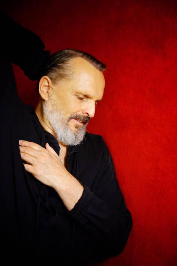 Con más de 30 millones de álbumes vendidos a lo largo de cinco décadas de trayectoria, Miguel Bosé es uno de los artistas de pop latino más reconocidos a nivel mundial. En las listas de <i>Billboard</i>, ha colocado éxitos como “Nena”, “Morena mía” y “Como un lobo” en Hot Latin Songs y Latin Airplay, y múltiples discos en el top 10 de Top Latin Albums, entre ellos <i>Papito</i>, <i>Cardio</i> y <i>Papitwo</i>.