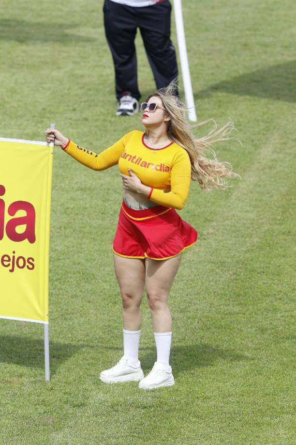 Y la bella rubia que cautivó en la previa del debut del Monstruo Verde.