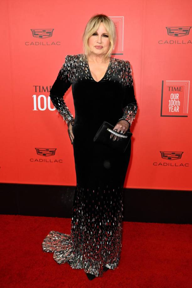 Jennifer Coolidge, reconocida actriz de la serie “White Lotus”, lució increíble con este modelo en terciopelo Balmain con detalles de lentejuelas en los hombros, escote, mangas y la cola del vestido.