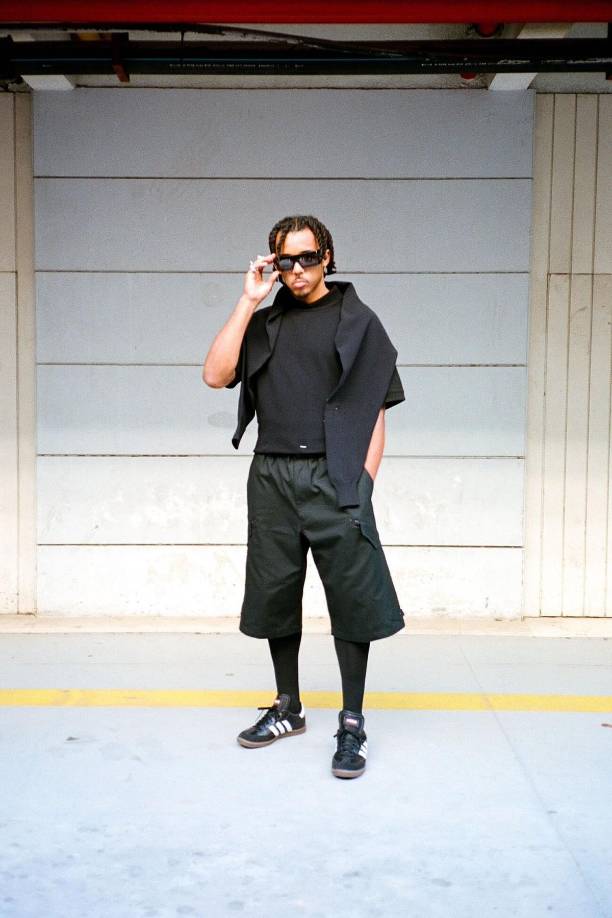 El defensa francés del FC Barcelona además de por su fútbol destaca por su gusto por la moda y es habitual verle con atrevidos estilismos fuera del terreno de juego.