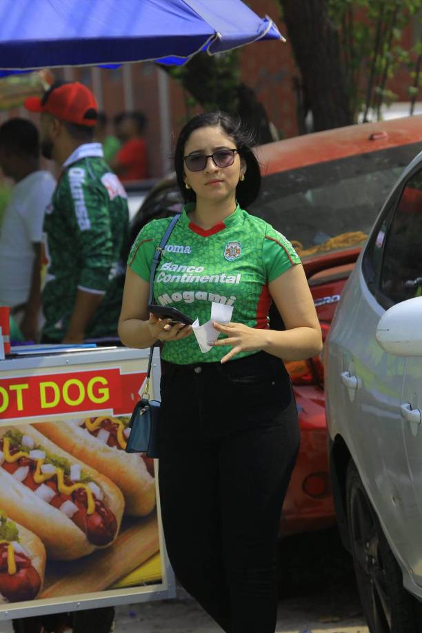 Una hermosa aficionada del Marathón que llegó desde muy temprano al estadio Yankel Rosenthal de San Pedro Sula. 