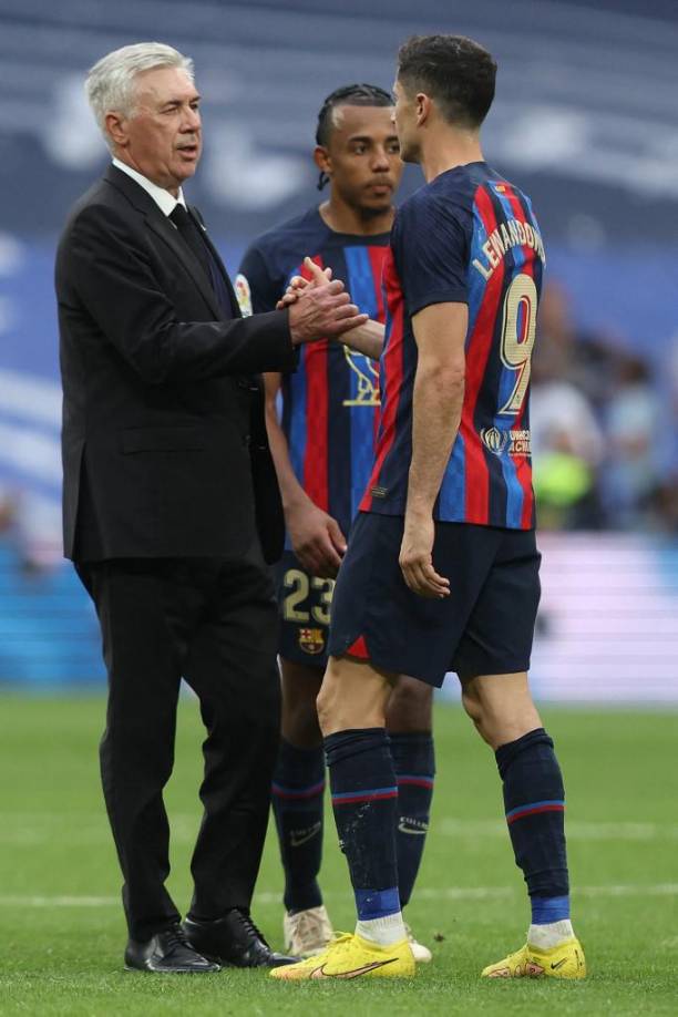 Carlo Ancelotti tuvo el lindo gesto de saludar a jugadores del Barcelona. En la imagen cuando saludó a Robert Lewandowski.