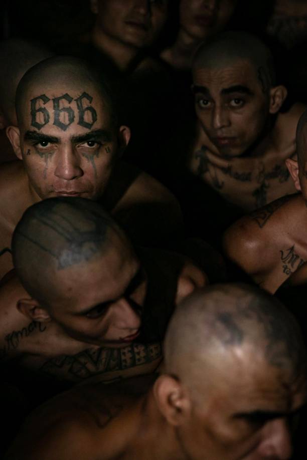 El presidio fue construido para recluir a parte de los 65.000 supuestos pandilleros detenidos bajo un régimen de excepción decretado por el Congreso a pedido de Bukele, en respuesta a una escalada de violencia que se cobró la vida de 87 personas entre el 25 y el 27 de marzo de 2022.