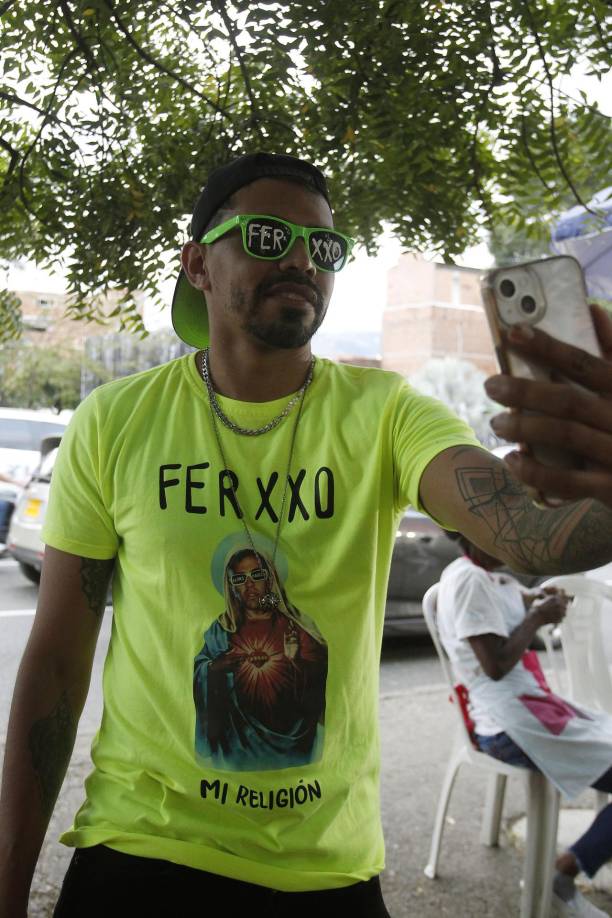 La arena de la plaza era la representación de su casa: un salón de juegos, una cocina y dos luminosos árboles de Navidad.