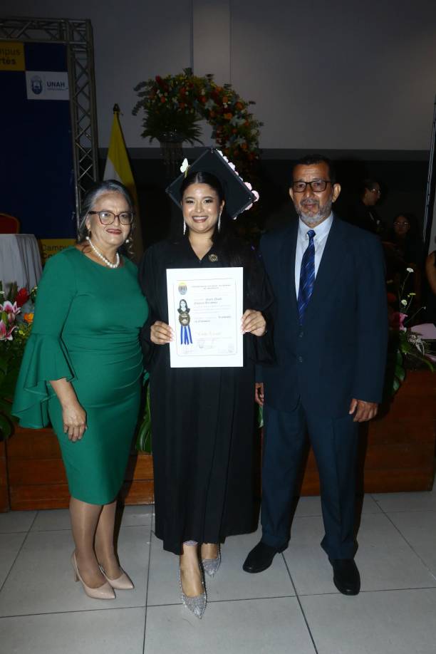 Brenda, Paola y Virgilio Nataren