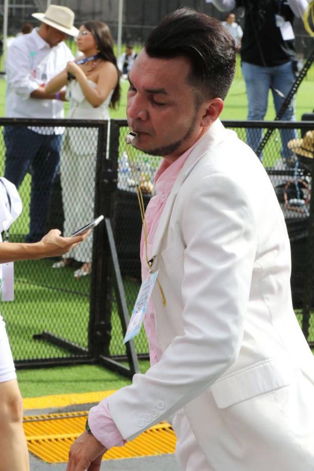 Con destreza, miembro de la diversidad dirige cuadro de palillonas en Tegucigalpa