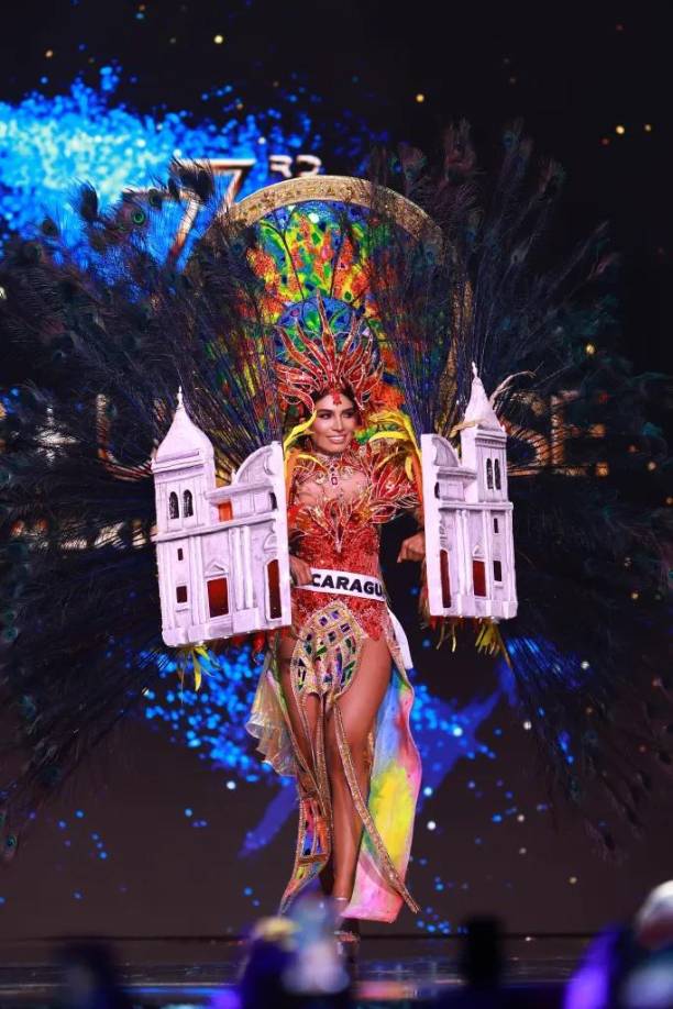 7. Miss Nicaragua, Geyssell García – Un traje en el que se utilizaron elementos de la moda tradicional nicaragüense mientras se mostraba un famoso monumento llamado Catedral de León.