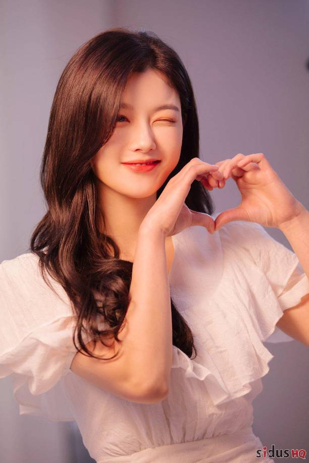 Entre las producciones en las que trabajó Kim Yoo-jung están “Angry Mom” (2015), “Love Cells” (2015), “Luz de luna pintada por las nubes” (2016), “Because I Love You” (2017), “Clean with Passion for Now” (2018), “Convenience Store Saet Byul” (2020) y “ The Eighth Night” (2021).