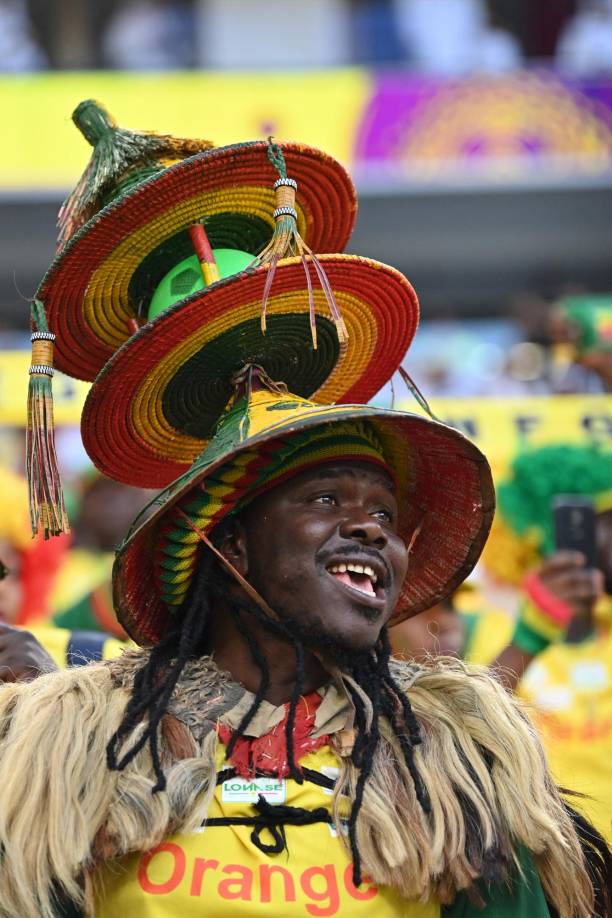 Este aficionado llamó la atención por su peculiar vestimenta y sombrero.