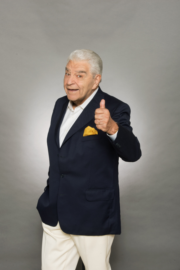 ¿Cómo le ha resultado la terapia? se le cuestionó. “Quiero mantenerme frente al público como soy. Todavía sigo, así que no te puedo contestar cómo me ha ido. Fui a terapia y le dije al hombre: ‘Oye, hemos avanzado poco y me dijo: No, hemos avanzado mucho’. Entonces bueno, habría que ver dónde está la trampita”.