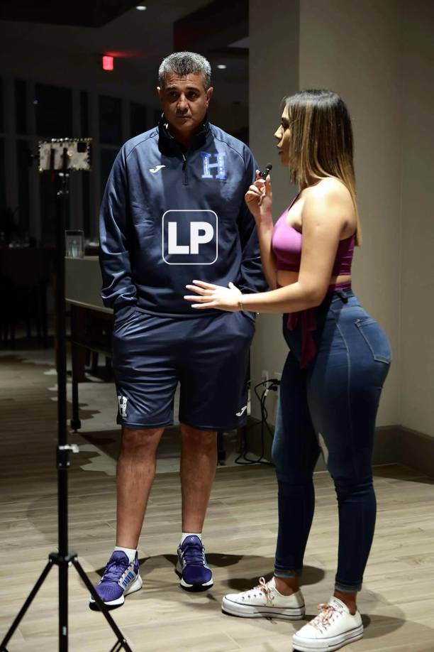 La periodista deportiva Cristel Osorio le pidió una entrevista a Diego Vázquez y el entrenador accedió sin problemas.