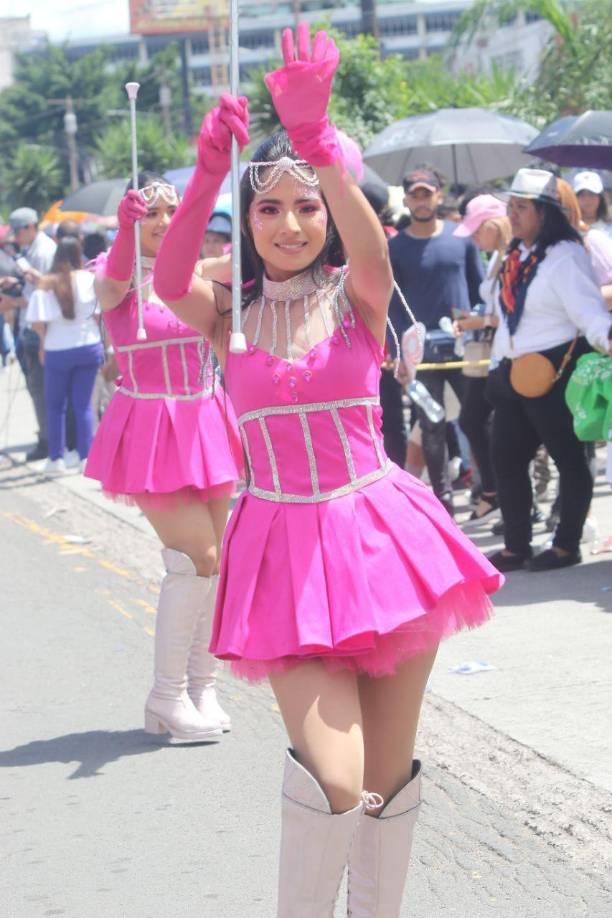 Estas chicas acapararon la atención de quienes observan el recorrido de los distintos colegios hacia el Estadio Nacional. 