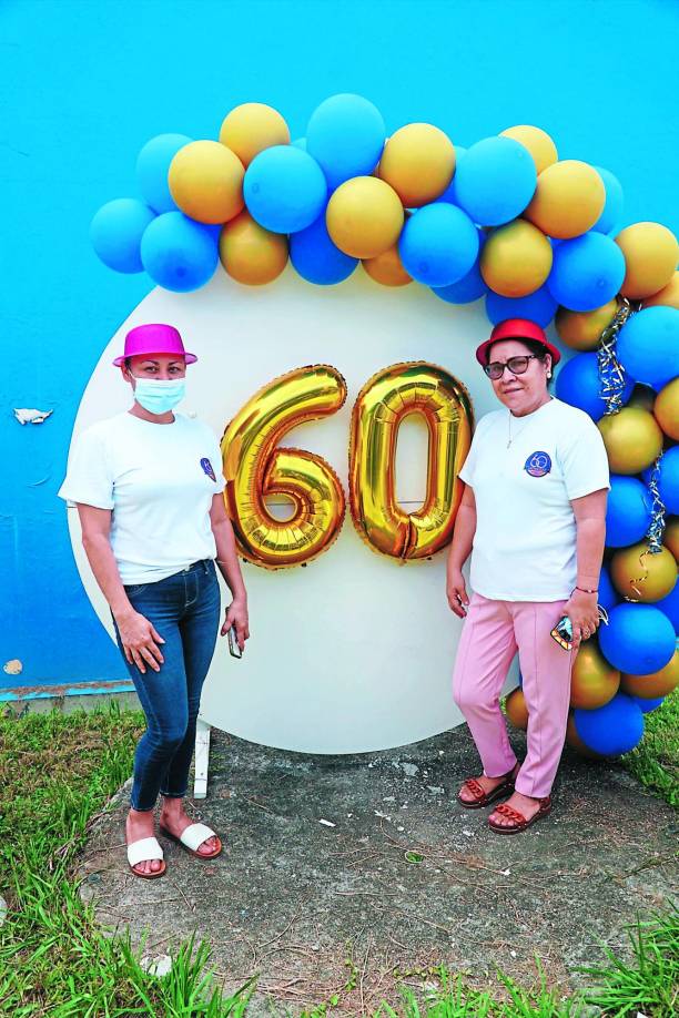 Los empleados y ejecutivos de la empresa Laboratorios Finlay celebraron el aniversario en un ambiente de camaradería y diversión. También hubo premiaciones, danzas folclóricas, concursos de canto y poesía y un buen almuerzo.