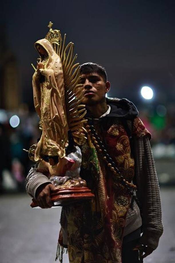 Entre ellos, destacaban familias de distintas nacionalidades, como Antonio, quien viajó con sus padres desde Guatemala, para celebrar a la virgen, “agradecerle como también pedir por todas las personas que están sufriendo de diferentes motivos”.