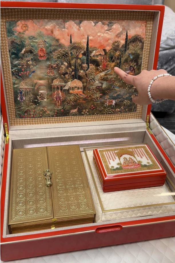 Cada pareja recibió joyas de boda de oro y plata, 1.200 dólares en efectivo y provisiones “suficientes para un año”, dijo la compañía, lo que muestra el “compromiso de la familia <b>Ambani</b> con el bienestar social y el apoyo comunitario”. 