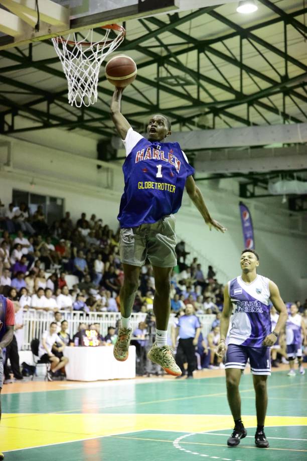 Ahí mismo, presentan alocadas acrobacias y jugadas casi imposibles que hacen que la noche sea mágica para los espectadores. 