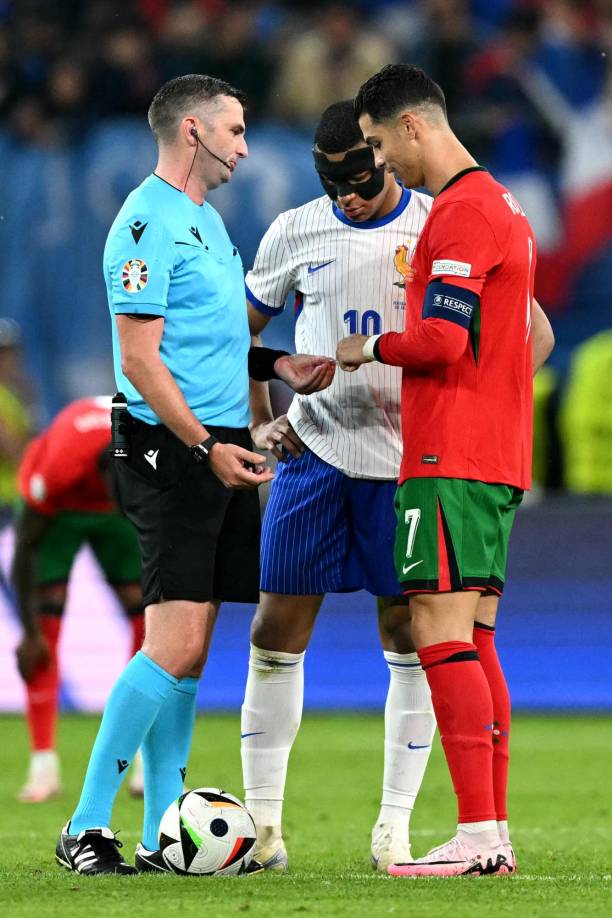 Preguntado por si quiere seguir los pasos en el Real Madrid de Cristiano y convertirse en un ídolo como él, recalcó que el jugador portugués “es único y solo hay uno” y señaló que sólo quiere seguir “su propio camino”.