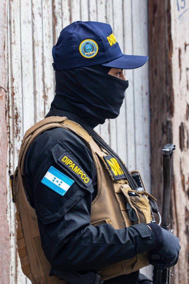 Se les decomisó un fusil AR-15 con su cargador, una pistola y un revólver con seis cartuchos calibre 38 milímetros, teléfonos celulares y automóvil Pontiac.