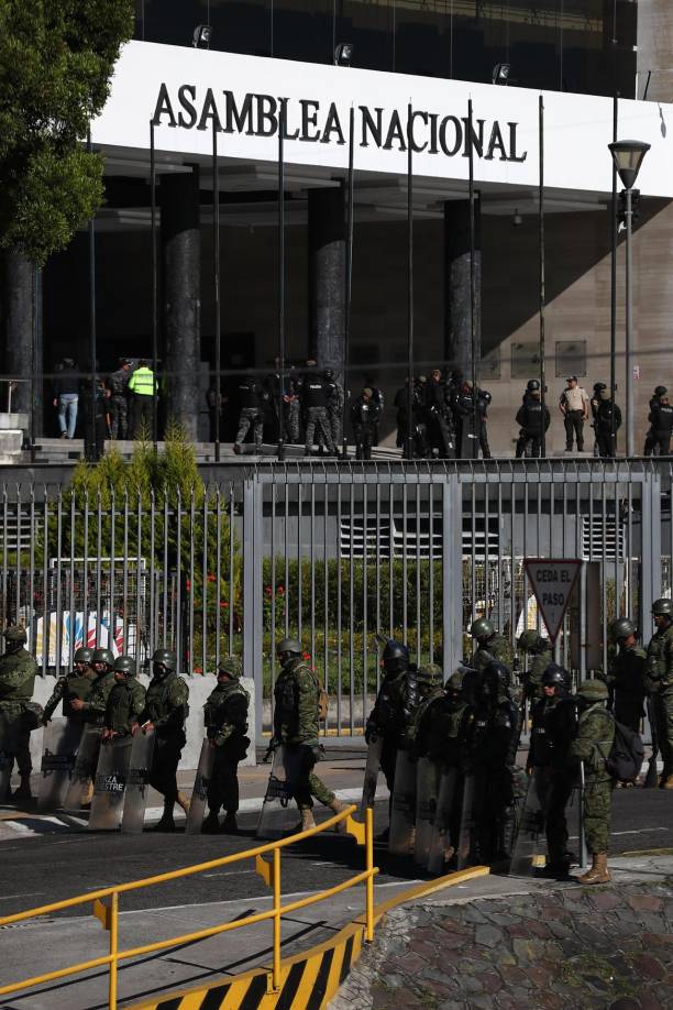 “Las Fuerzas Armadas y la Policía Nacional somos instituciones obedientes y no beligerantes y cumplimos nuestra misión con estricta sujeción al poder civil y a la Constitución”, dijo en un mensaje difundido este miércoles. 
