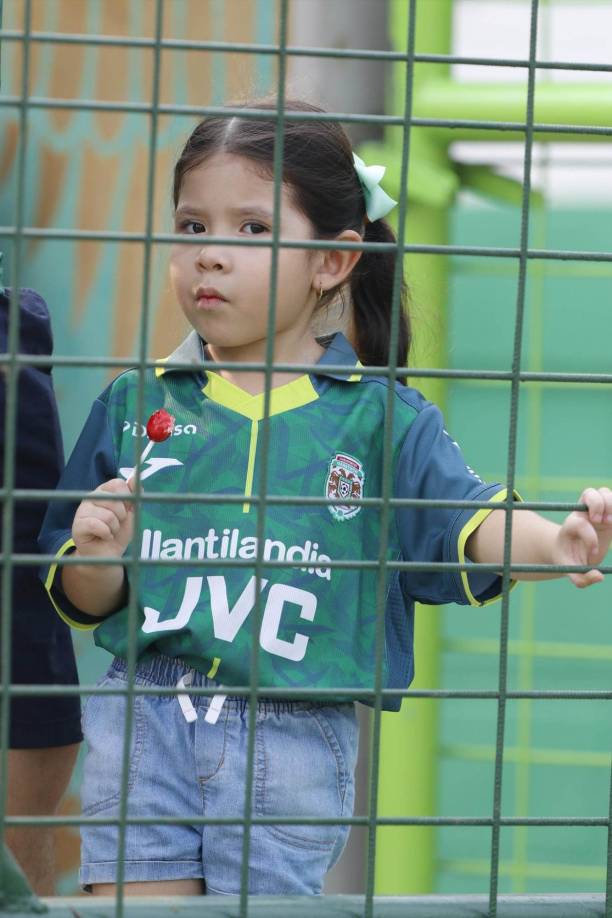 ¡Una ternurita! Una pequeña aficionada verdolaga se robó el corazón de muchos.