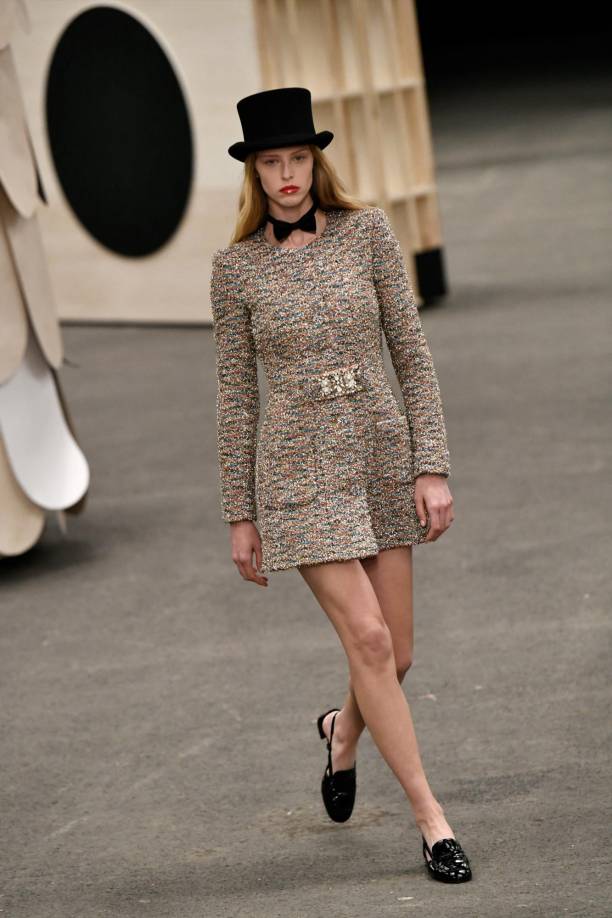 Los famosos “slingback” de la marca, un zapato destalonado con punta bicolor, se llevan como mocasines en negro, planos y con una cinta agarrando el talón.