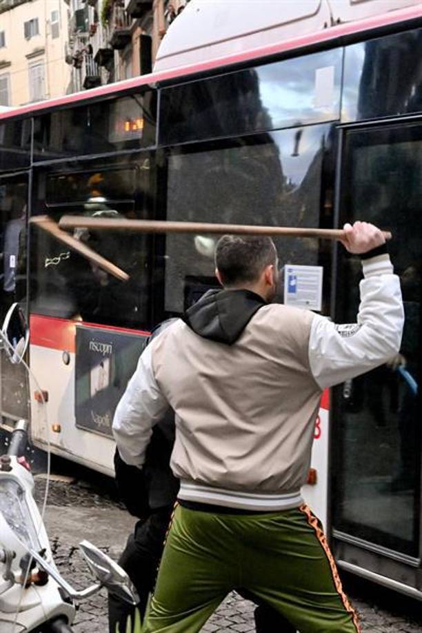 Cientos de aficionados ultras alemanes, encapuchados y vestidos de negro, lanzaron objetos y bengalas contra los policías, que respondieron con el uso de gases lacrimógenos.