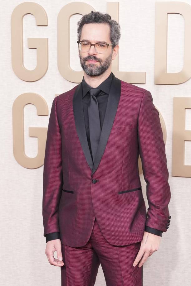 Neil Druckmann muy guapo y elegante en color rojo vino