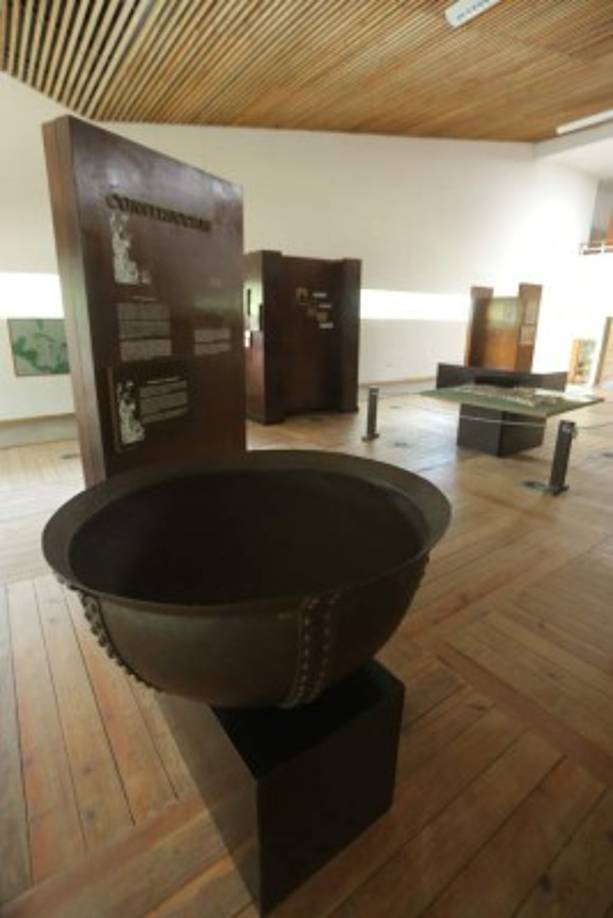 En el museo observará los utensilios que fuertes guerreros usaban en sus luchas.